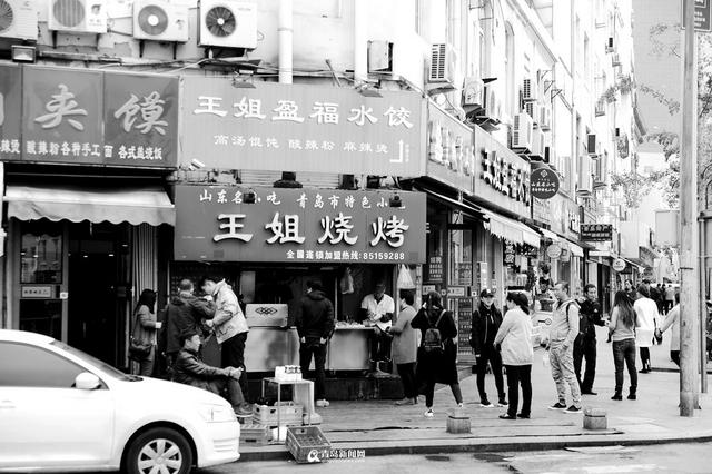 高清:黑白视角看青岛老街 几十年不变的味道 高清:黑白视角看青岛老街 几十年不变的味道
