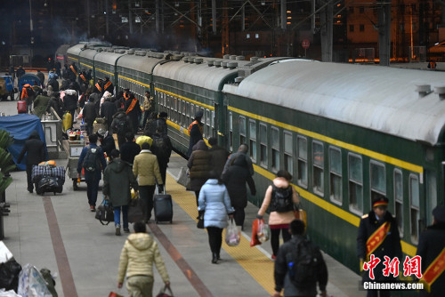 资料图：2016年1月24日凌晨0点26分，2016年北京西站春运首趟临时客车，由北京西站开往安庆的3069缓缓驶出站台。 中新网记者 金硕 摄