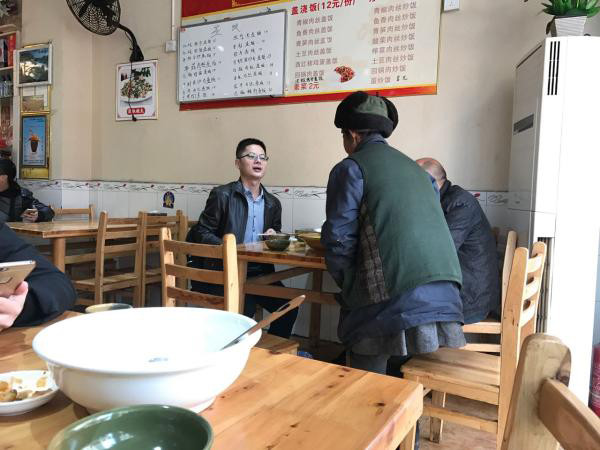 七旬乞讨老人进饭店要汤喝 男子邀其同桌吃饭