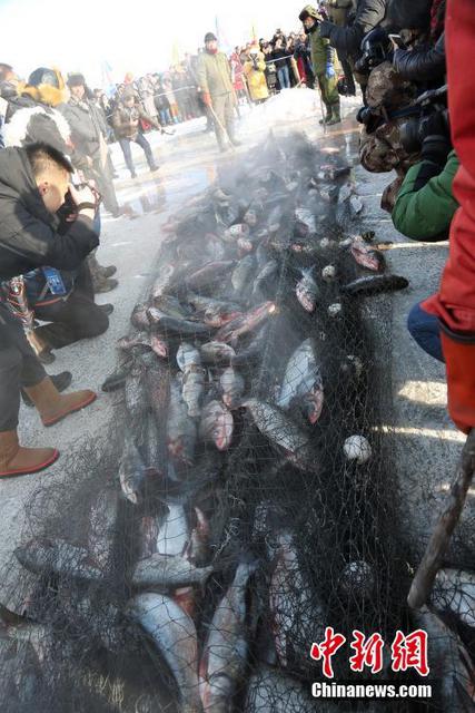     中国最大高山堰塞湖冬捕传承渔猎文化