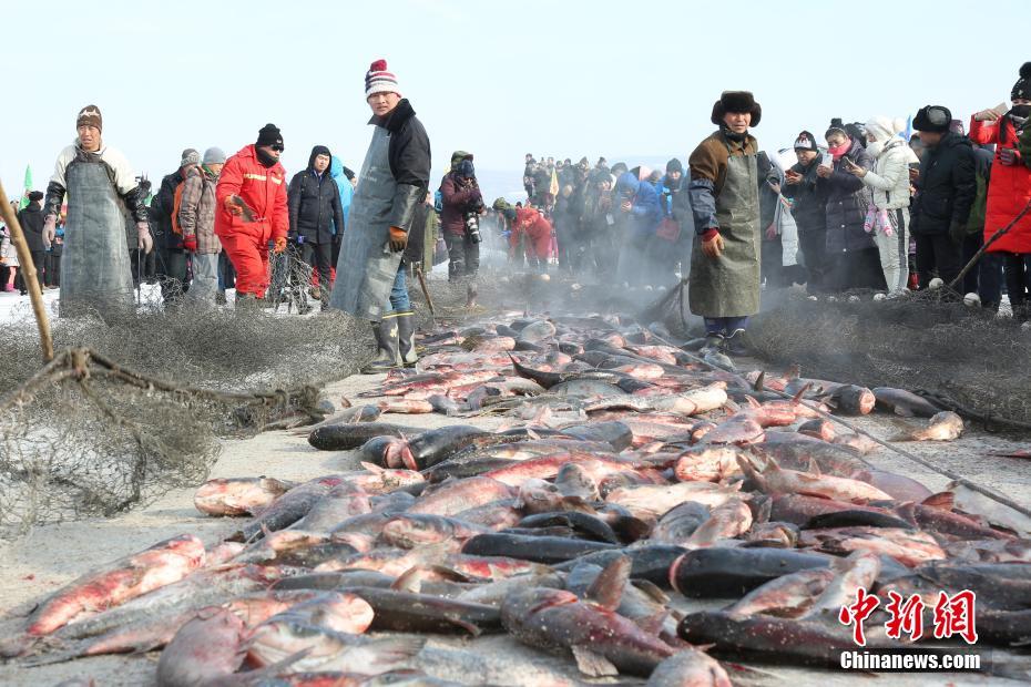     中国最大高山堰塞湖冬捕传承渔猎文化