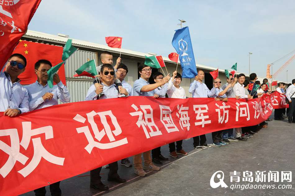 高清:海军护航编队访问沙特 当地华人登舰参观