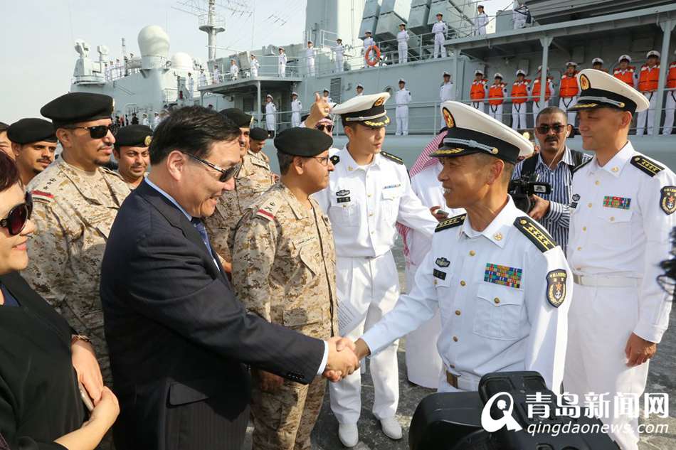 高清:海军护航编队访问沙特 当地华人登舰参观