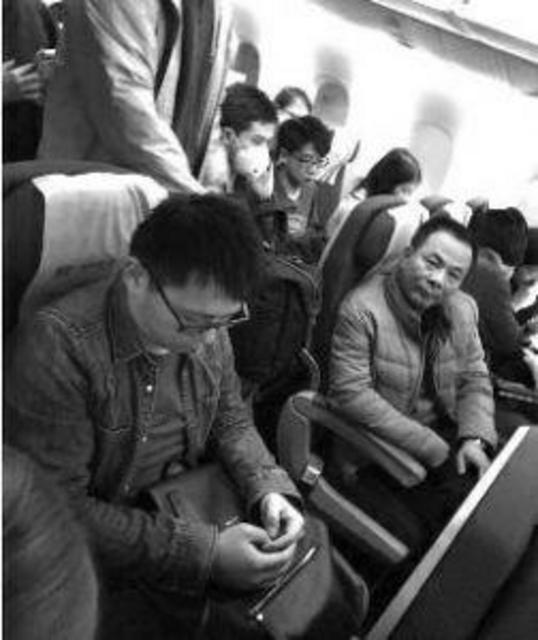 高管飞机上骚扰网红 警方调查证实确有摸胸行为