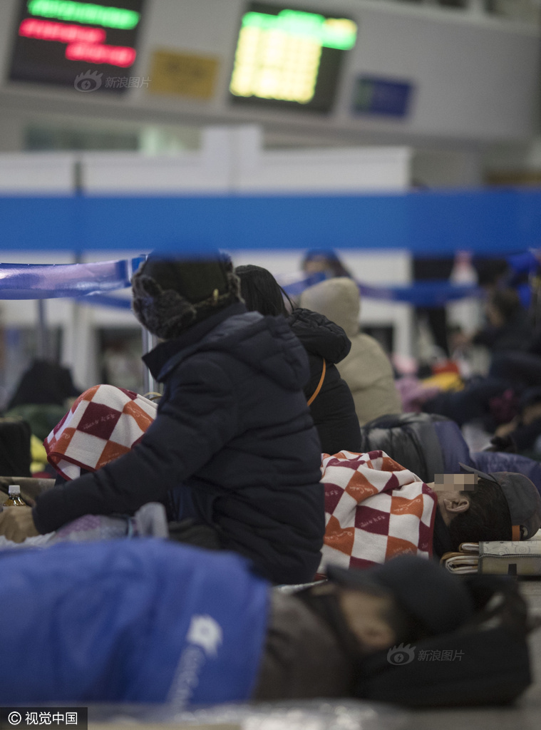 韩国春运火车票开售 民众熬夜打地铺买票