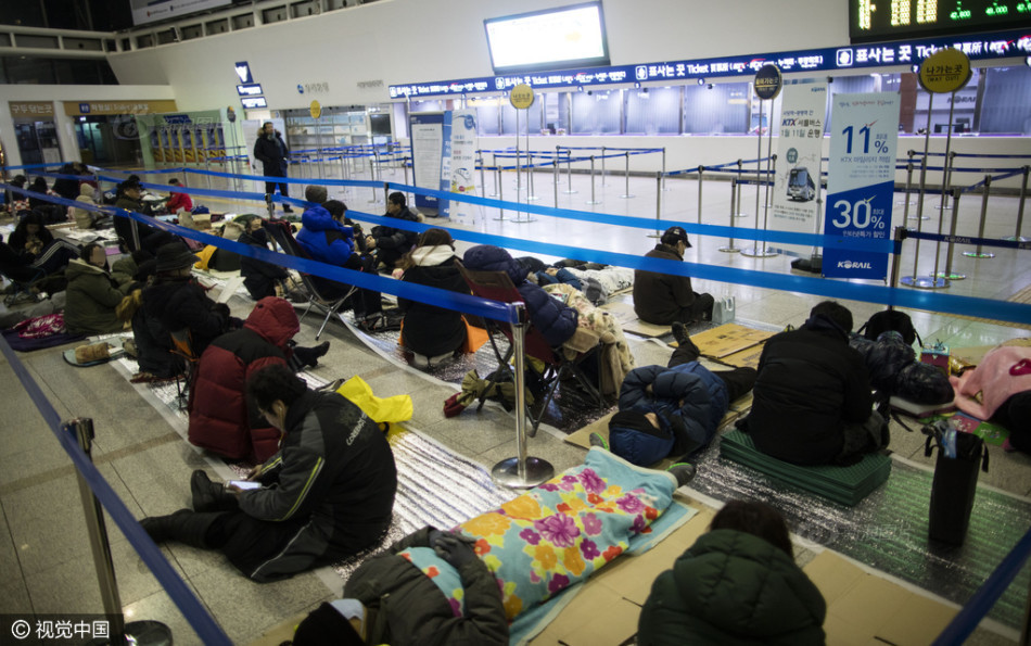 韩国春运火车票开售 民众熬夜打地铺买票