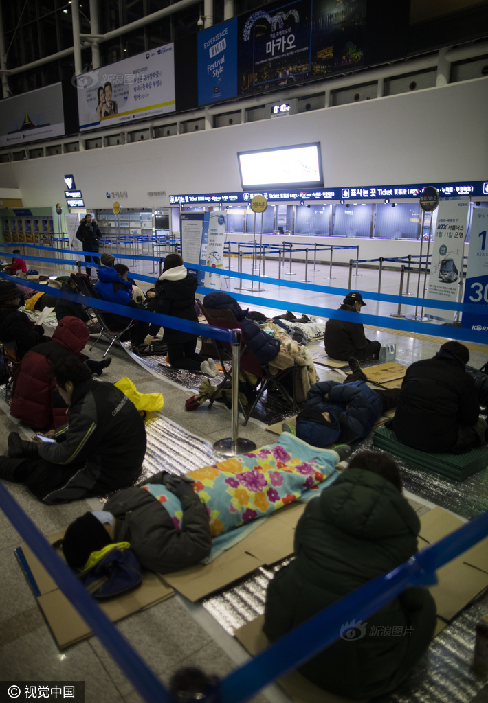 韩国春运火车票开售 民众熬夜打地铺买票