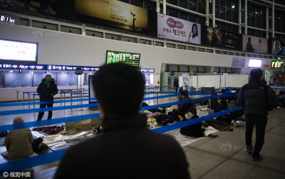 韩国春运火车票开售 民众熬夜打地铺买票