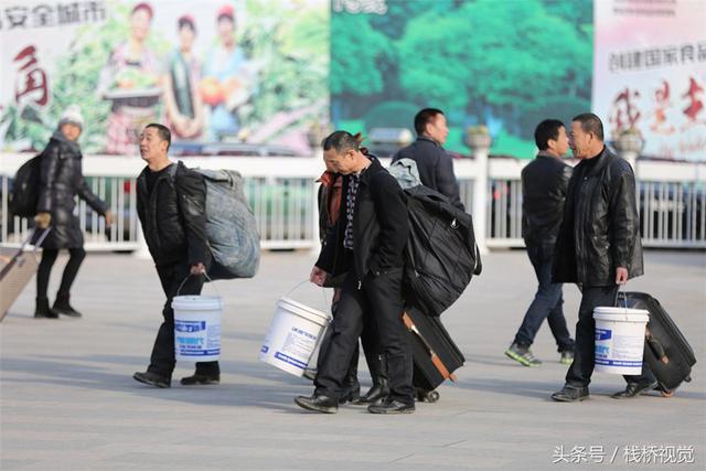 青岛火车站迎农民工返乡大军 编织袋、塑料桶成标配