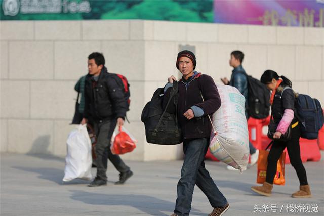 青岛火车站迎农民工返乡大军 编织袋、塑料桶成标配