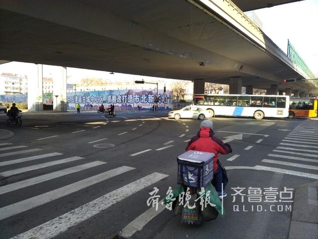 车主注意！山东路增左转待转区 哈尔滨路增车道