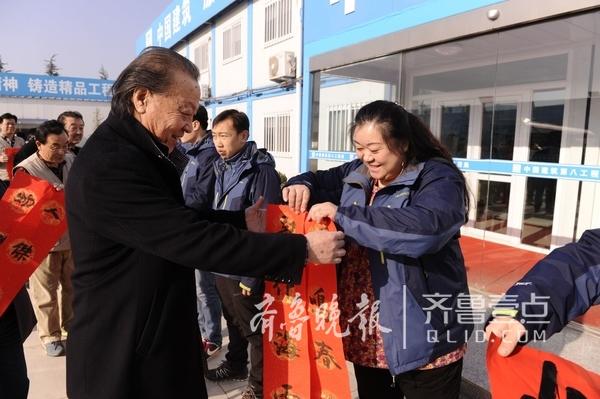 书法家工地泼墨 为农民工书写春联送祝福