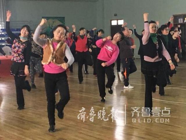 缓解腰腿疼痛，穴位健身操进社区