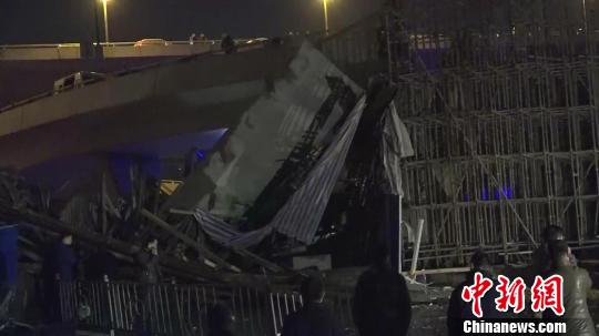 郑州一高架桥工地坍塌砸中公交车 造成1死8伤