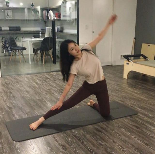 韩瑜伽美女自拍走红 紧身衣秀凹凸身材
