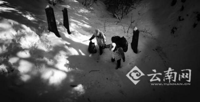环卫工每天徒步15公里清理垃圾 抓雪吃饼干(图)