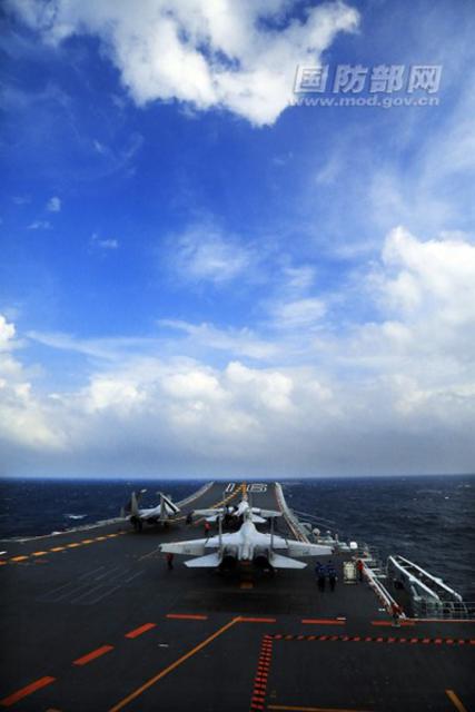中国航母编队完成跨海区训练任务 返回青岛母港