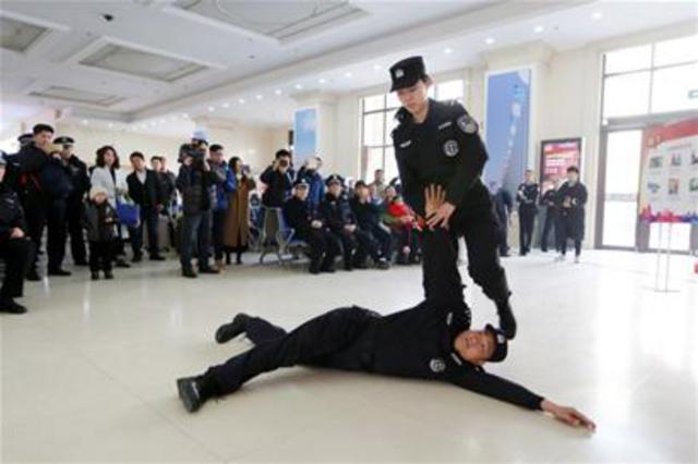 春运客流迎首个小高峰 客运量达13.6万人