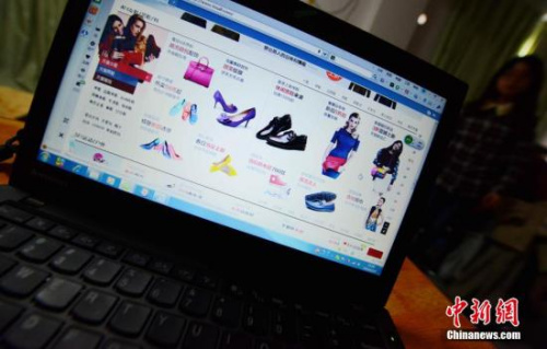 资料图：福州市民正在上网购物。中新社发 张斌 摄