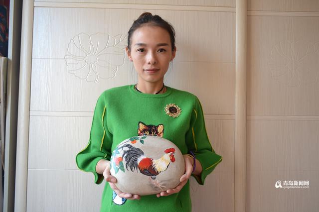 高清：85后辣妈爱上石绘 鹅卵石变身艺术品