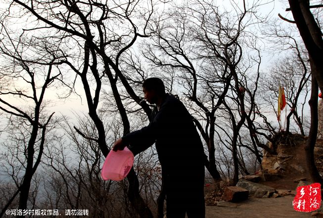 男子女友被抢后习武报仇未成 在山洞做道士