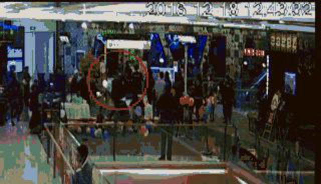 玩VR谨慎!有玩家在虚拟世界中跳楼 结果真摔了 玩VR谨慎!有玩家在虚拟世界中跳楼 结果真摔了