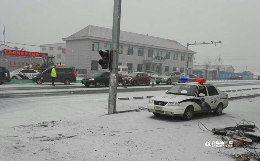 最新：青岛迎降雪道路湿滑 出行注意安全