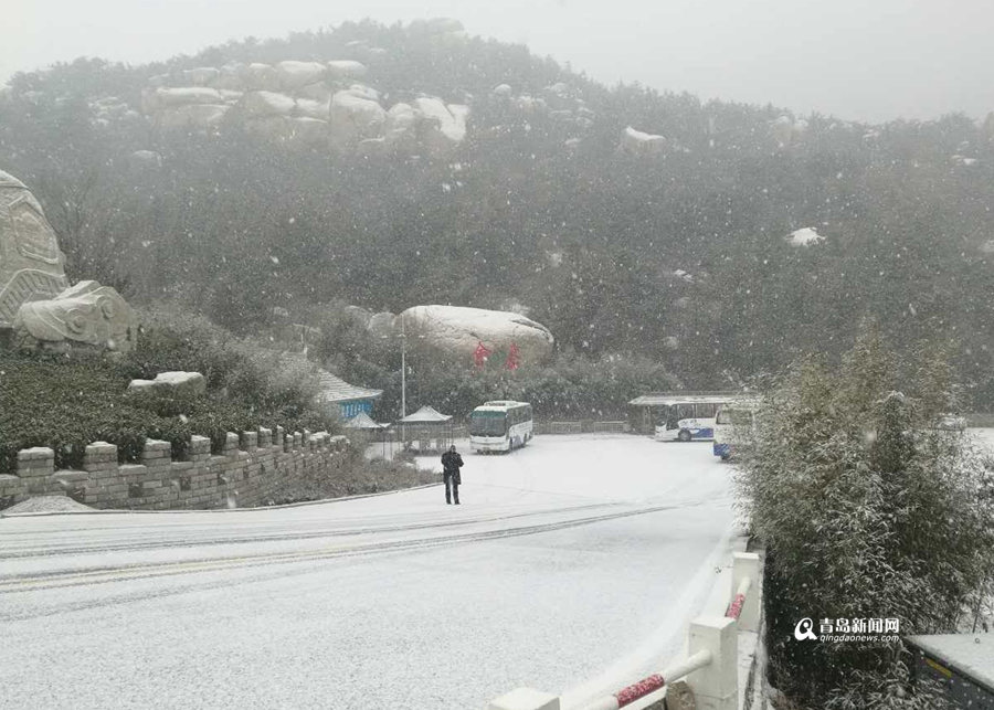 最新：青岛迎降雪道路湿滑 出行注意安全