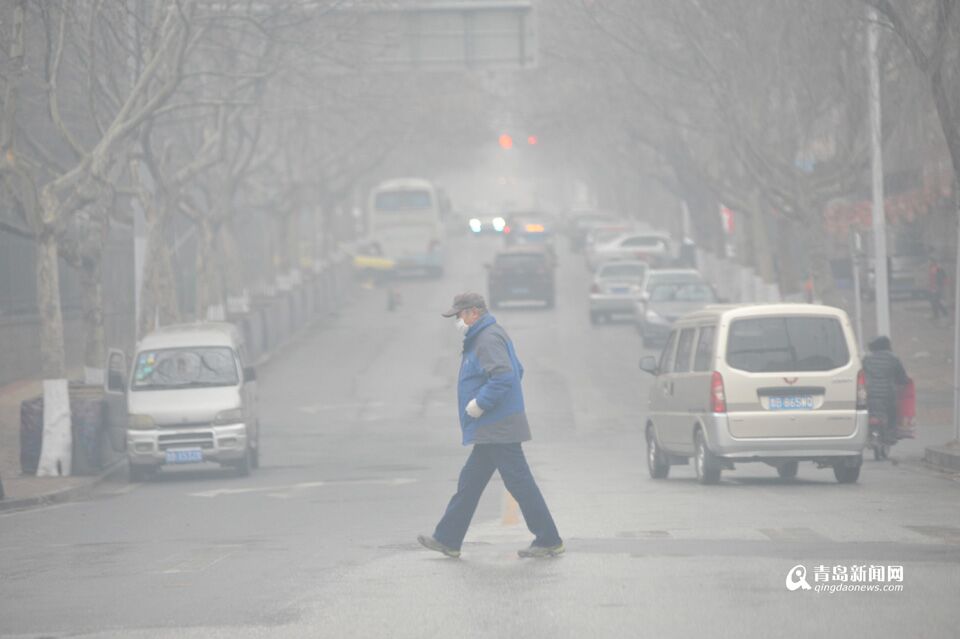 最新：青岛迎降雪道路湿滑 出行注意安全