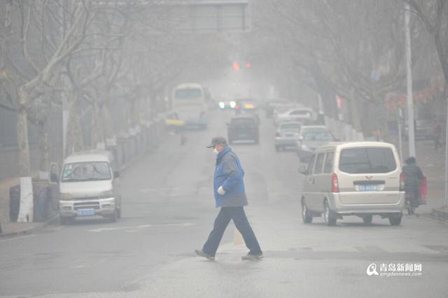 最新：青岛迎降雪道路湿滑 出行注意安全