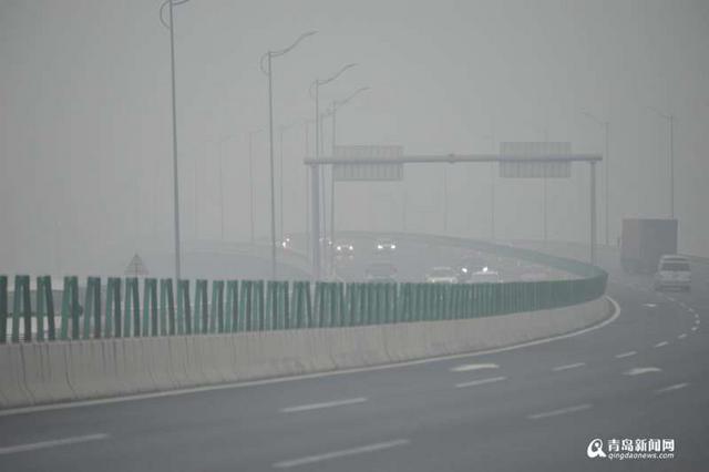 最新：青岛迎降雪道路湿滑 出行注意安全