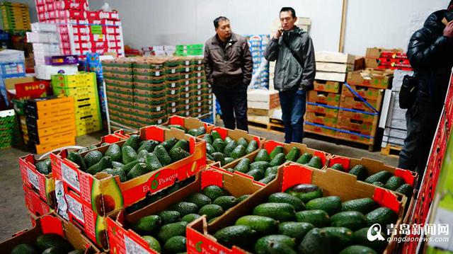 高清：春节青岛进口水果热卖 日销售150万斤