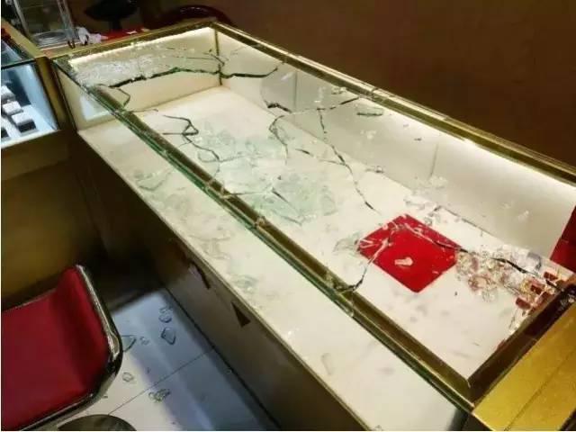 做过明星替身与洪金宝演过戏 如今抢金店被抓