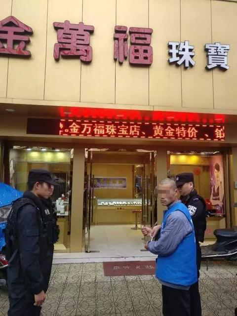 做过明星替身与洪金宝演过戏 如今抢金店被抓