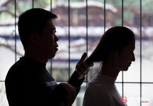 【中国人的一天】黑暗中的“双人舞”