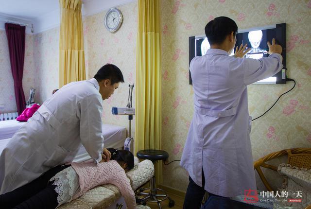 【中国人的一天】黑暗中的“双人舞”