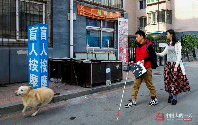 【中国人的一天】黑暗中的“双人舞”