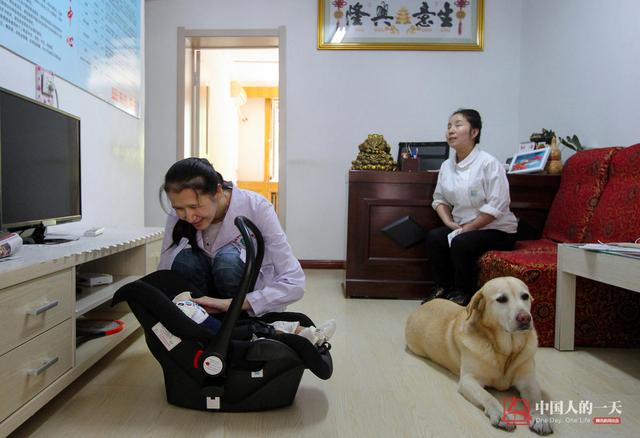 【中国人的一天】黑暗中的“双人舞”