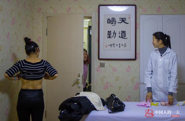 【中国人的一天】黑暗中的“双人舞”