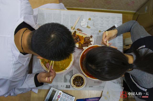 【中国人的一天】黑暗中的“双人舞”