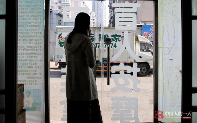 【中国人的一天】黑暗中的“双人舞”