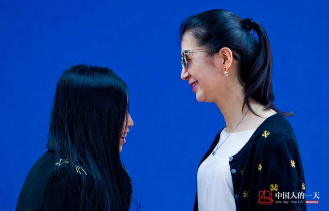 【中国人的一天】黑暗中的“双人舞”