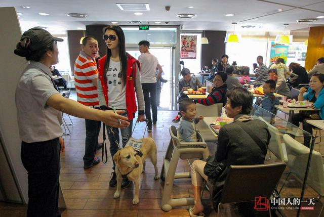 【中国人的一天】黑暗中的“双人舞”