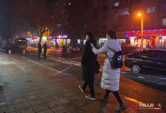 【中国人的一天】黑暗中的“双人舞”