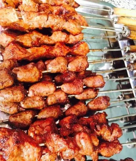 青岛10家排队到马路边的小店 有钱也未必吃上