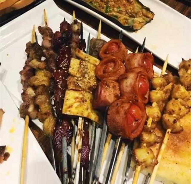 青岛10家排队到马路边的小店 有钱也未必吃上