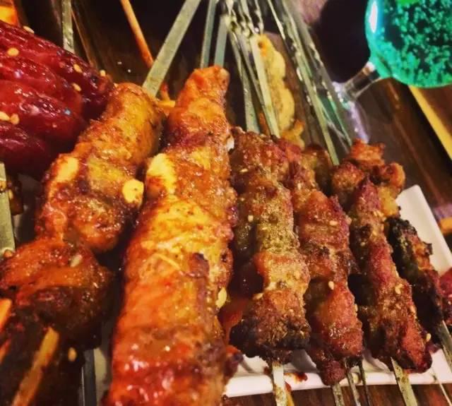 青岛10家排队到马路边的小店 有钱也未必吃上