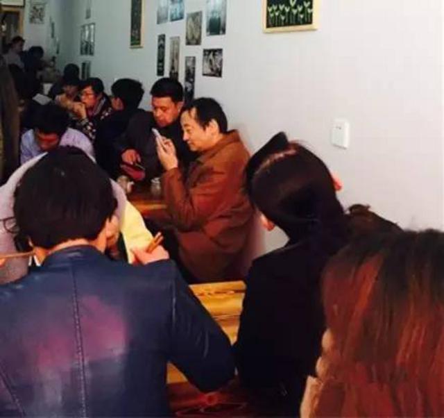 青岛10家排队到马路边的小店 有钱也未必吃上