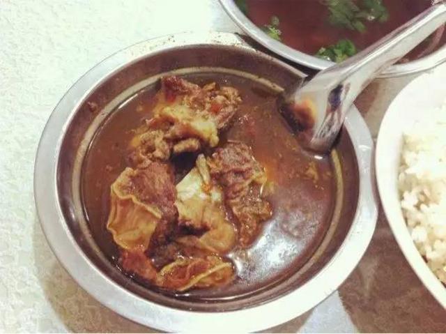 青岛10家排队到马路边的小店 有钱也未必吃上