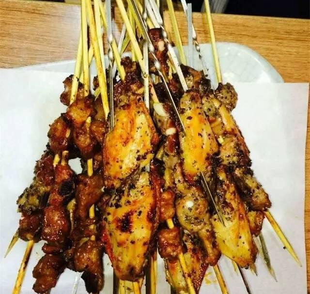 青岛10家排队到马路边的小店 有钱也未必吃上